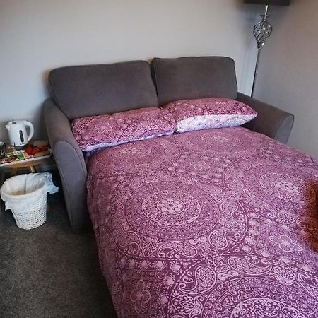 Little Cosy Cwtsh Hotel Pontyclun Bagian luar foto