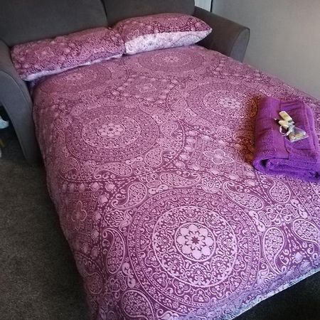Little Cosy Cwtsh Hotel Pontyclun Bagian luar foto