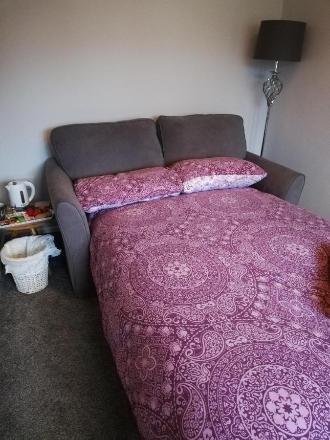 Little Cosy Cwtsh Hotel Pontyclun Bagian luar foto