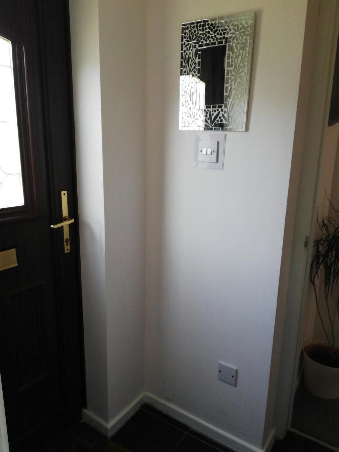 Little Cosy Cwtsh Hotel Pontyclun Bagian luar foto