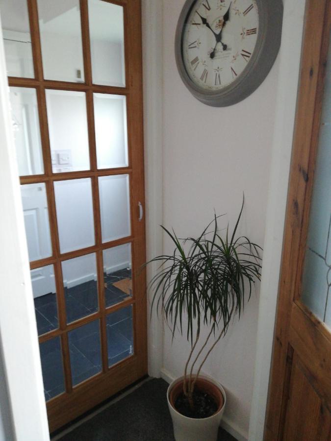 Little Cosy Cwtsh Hotel Pontyclun Bagian luar foto