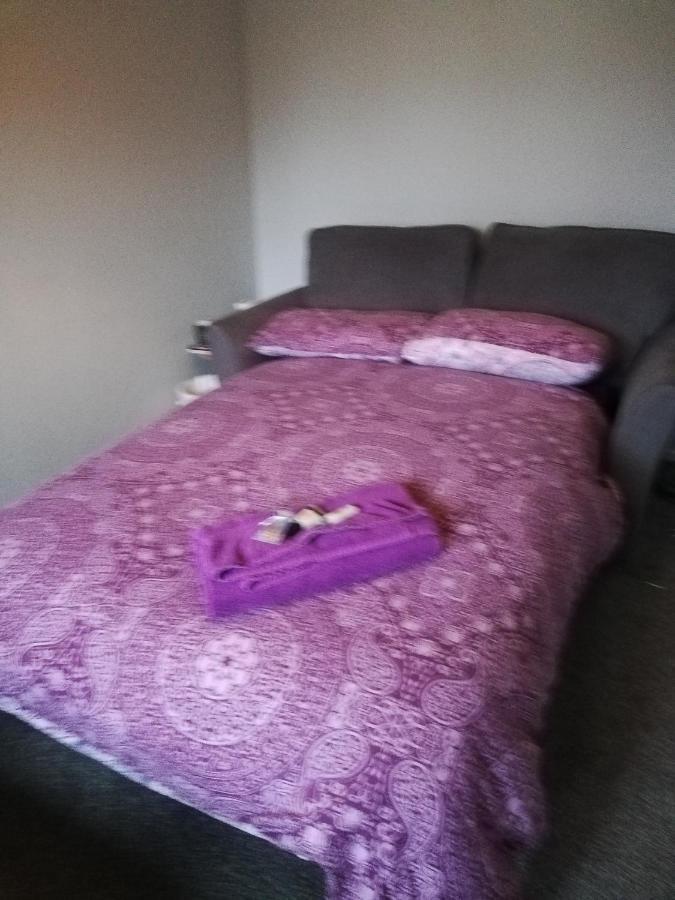 Little Cosy Cwtsh Hotel Pontyclun Bagian luar foto