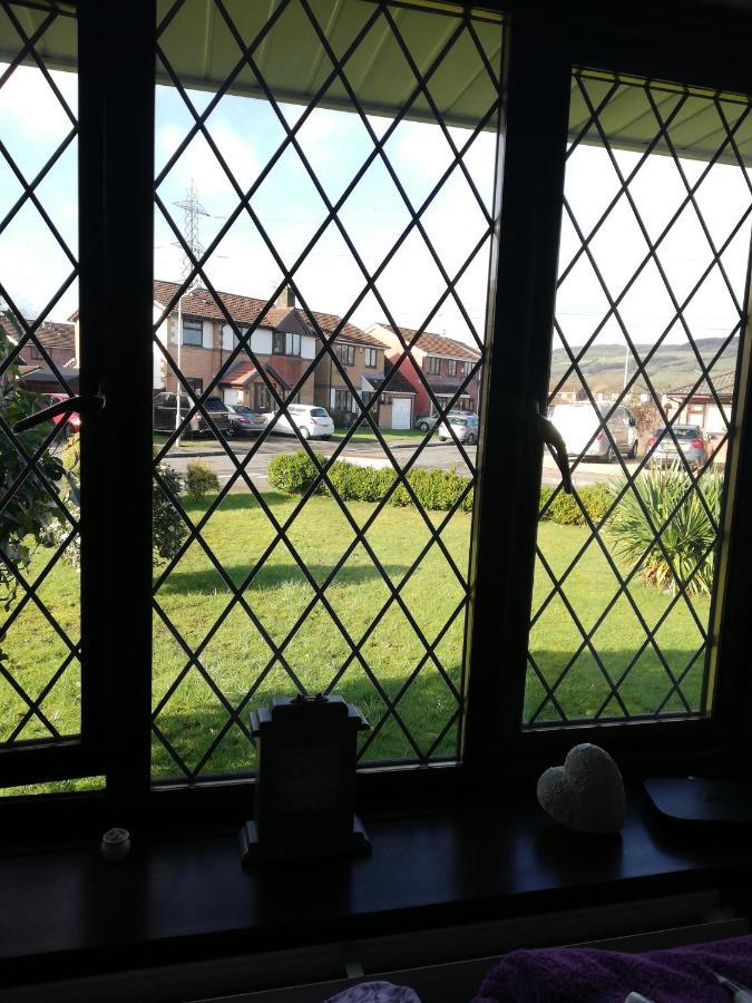 Little Cosy Cwtsh Hotel Pontyclun Bagian luar foto