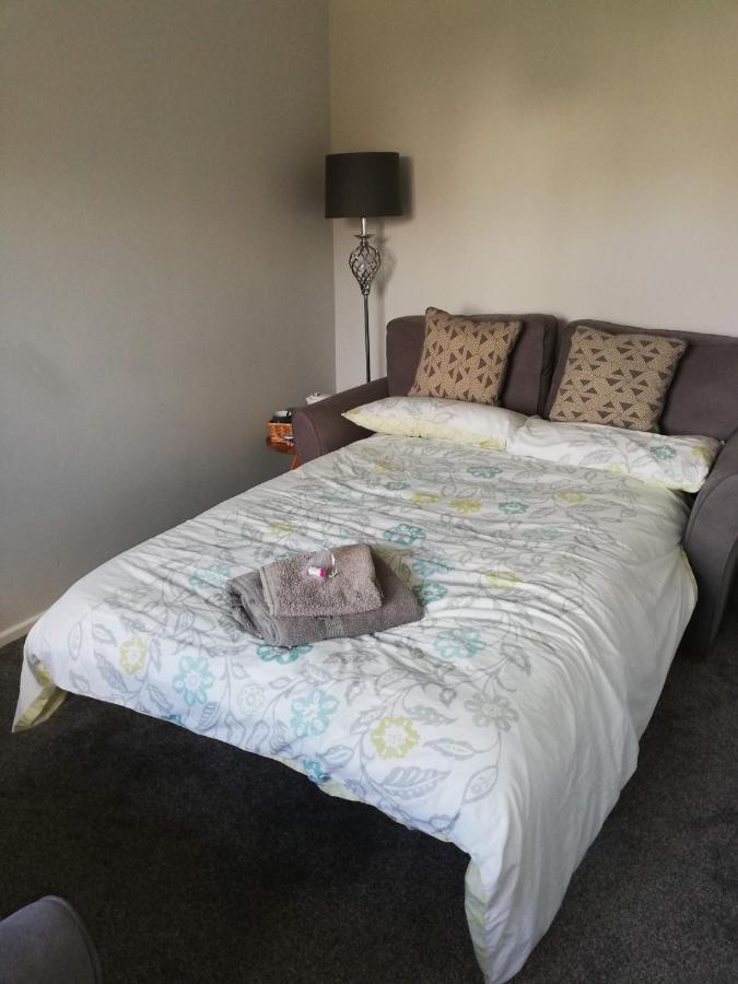 Little Cosy Cwtsh Hotel Pontyclun Bagian luar foto