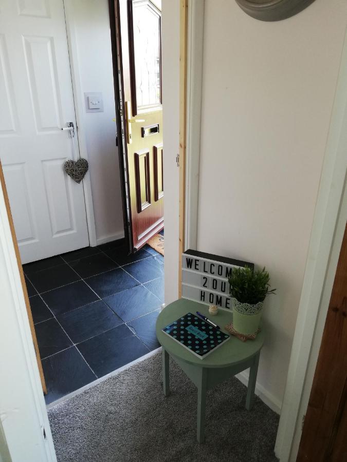 Little Cosy Cwtsh Hotel Pontyclun Bagian luar foto