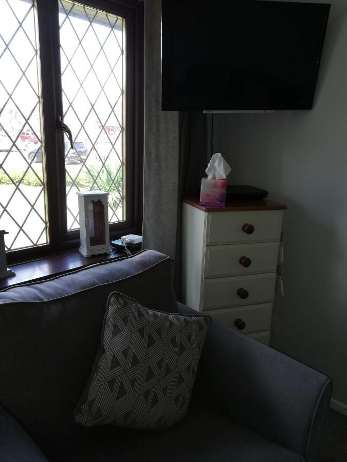 Little Cosy Cwtsh Hotel Pontyclun Bagian luar foto