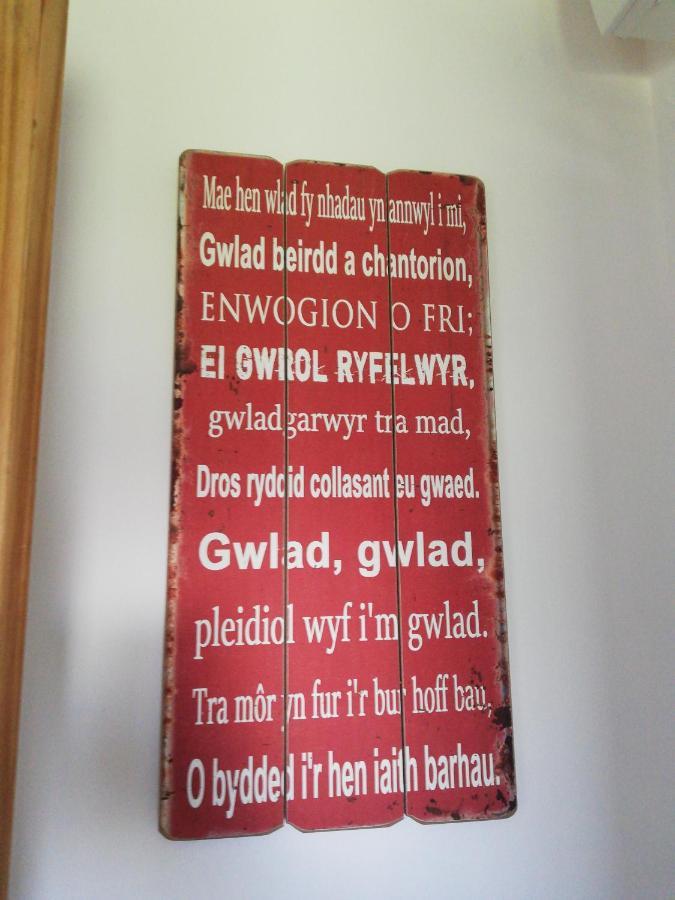 Little Cosy Cwtsh Hotel Pontyclun Bagian luar foto