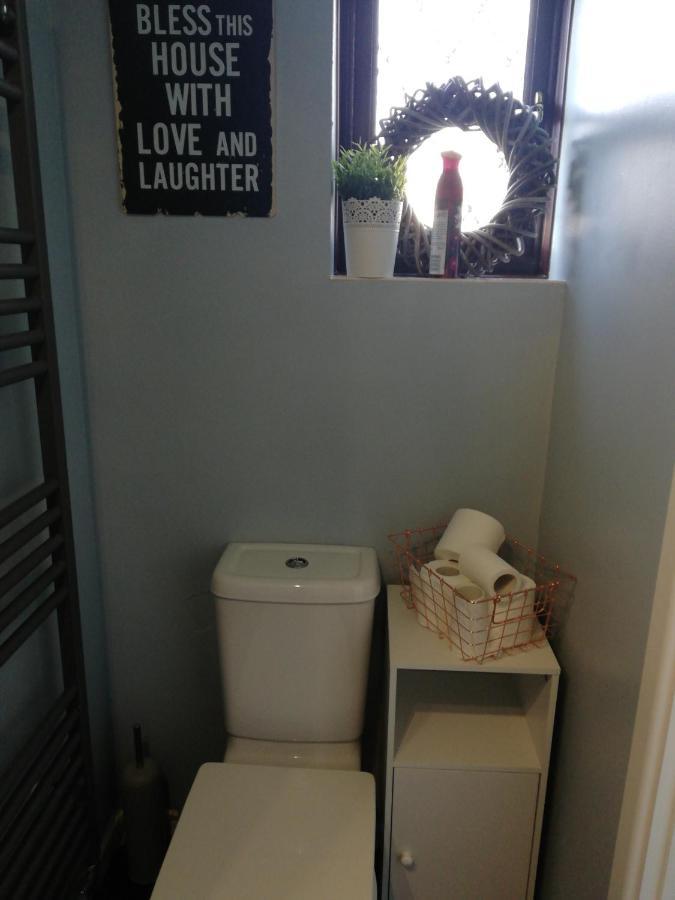 Little Cosy Cwtsh Hotel Pontyclun Bagian luar foto